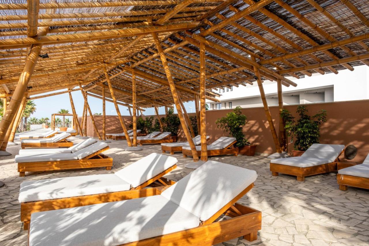 סהרה דה לוס אטונס Zahara Beach & Spa By Qhotels - Adults Recommended מראה חיצוני תמונה The beach at the hotel
