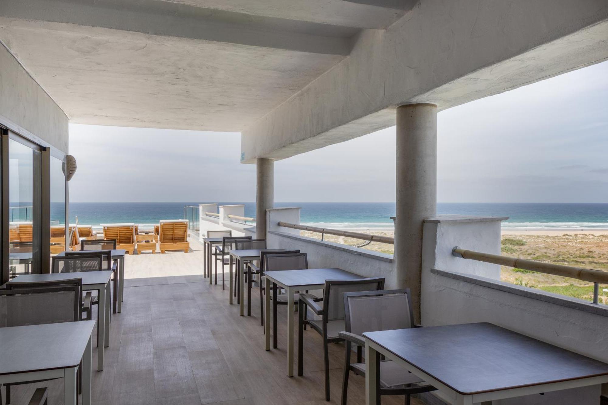 סהרה דה לוס אטונס Zahara Beach & Spa By Qhotels - Adults Recommended מראה חיצוני תמונה The beach at the hotel
