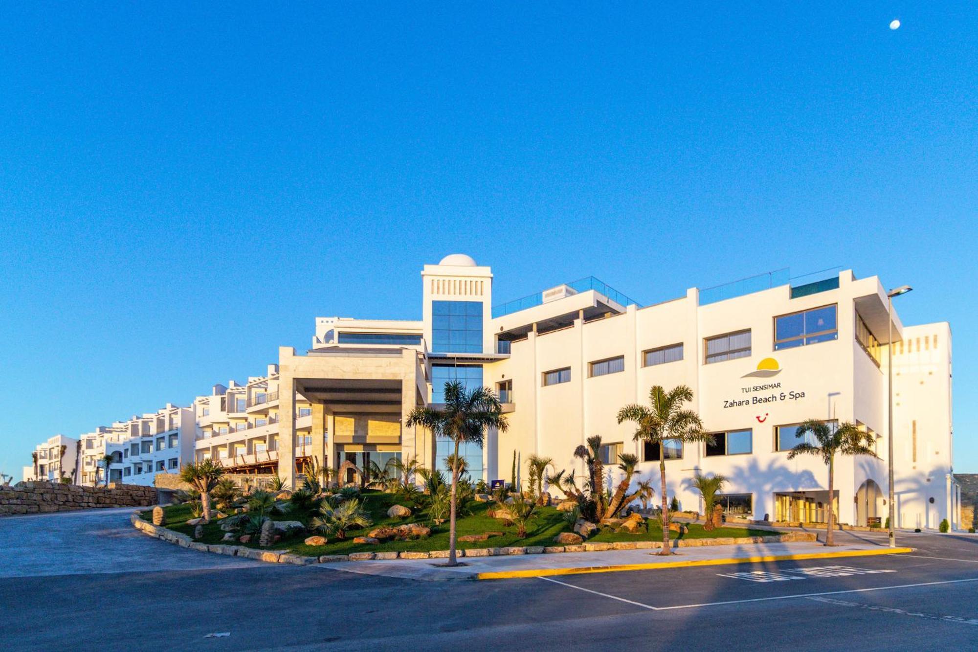 סהרה דה לוס אטונס Zahara Beach & Spa By Qhotels - Adults Recommended מראה חיצוני תמונה The mall at sunset