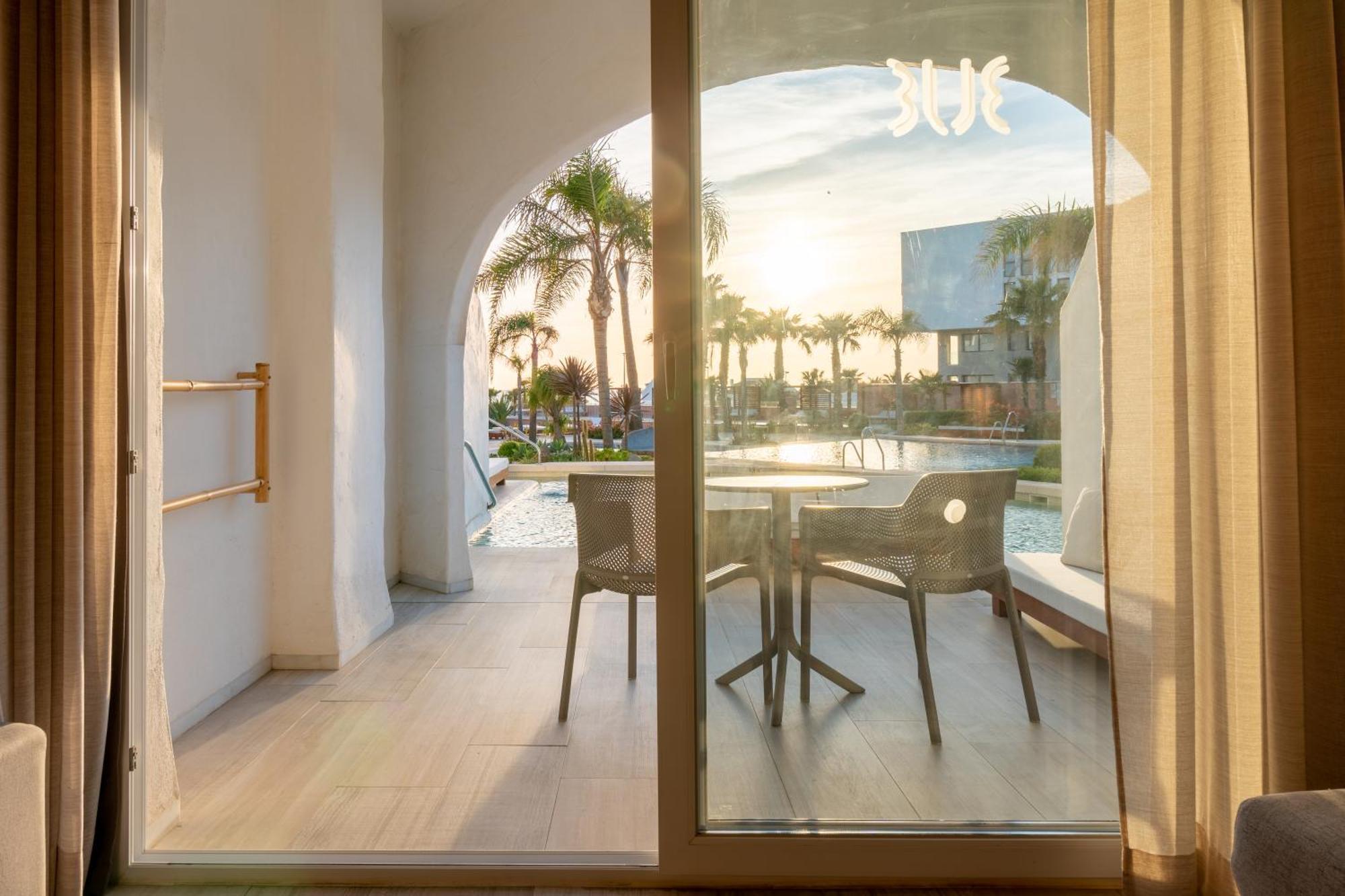 סהרה דה לוס אטונס Zahara Beach & Spa By Qhotels - Adults Recommended מראה חיצוני תמונה A view of the pool from a guest room