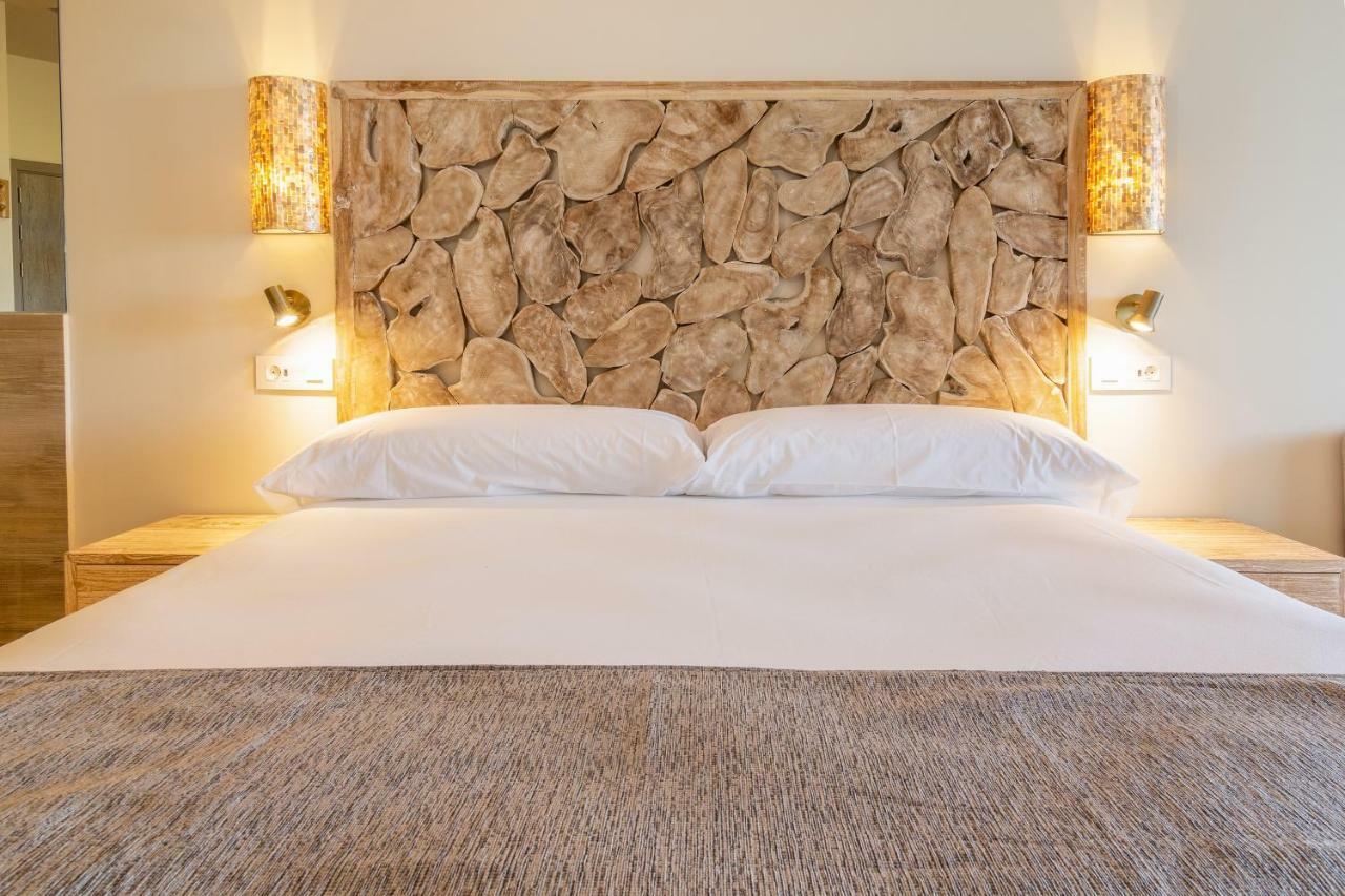 סהרה דה לוס אטונס Zahara Beach & Spa By Qhotels - Adults Recommended מראה חיצוני תמונה A bed with a headboard