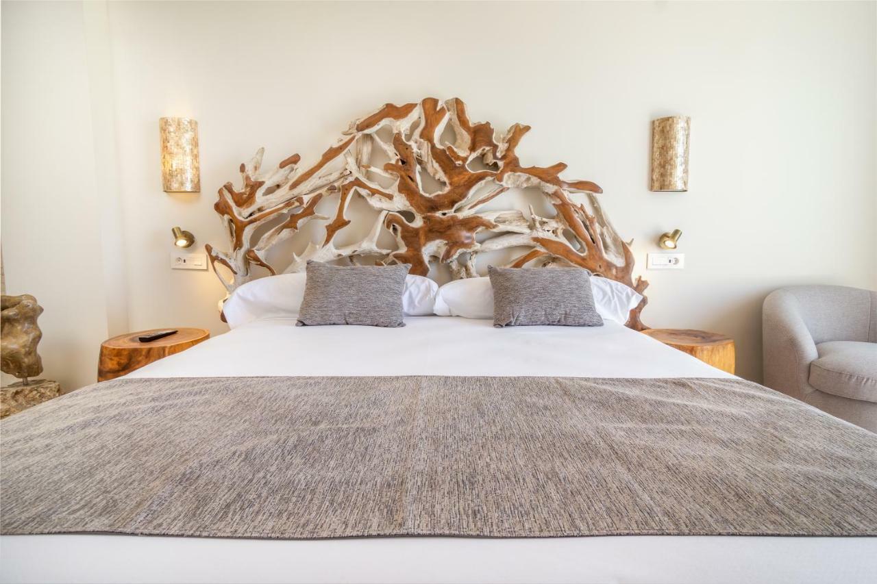 סהרה דה לוס אטונס Zahara Beach & Spa By Qhotels - Adults Recommended מראה חיצוני תמונה A bed with a wooden headboard